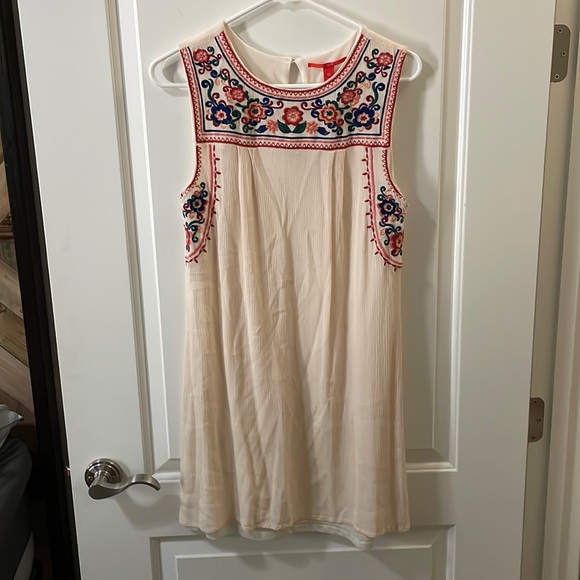 Embroidered cream dress - Picture 1 of 3